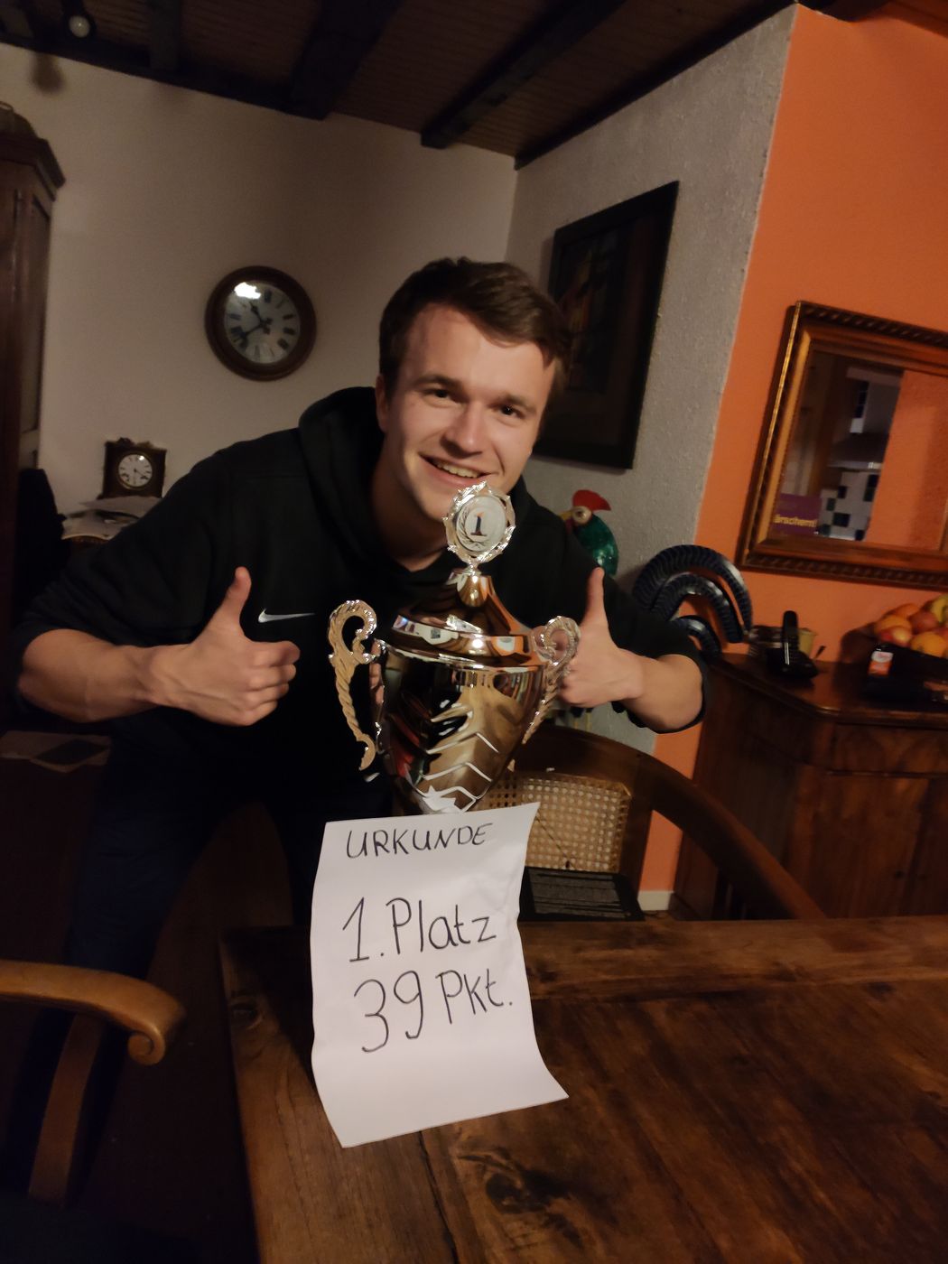 Bent mit Pokal und Urkunde — 1. Platz, 39 Punkte